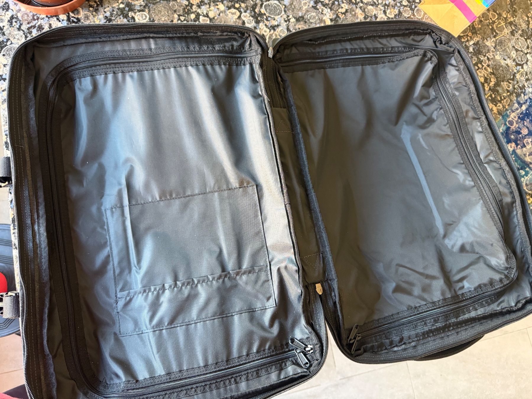 Eastpak Sacs: Sac Eastpak gris excellent état – D'occasion à Arvillard (Salins) par Taniguchi 1
