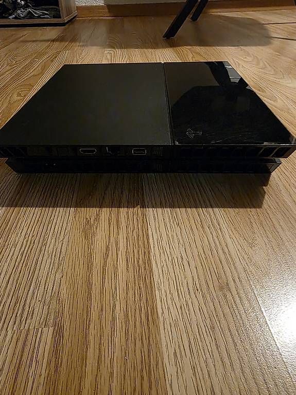 Consoles: Ps4 mir 3 Controller – D'occasion à Oeschgen par Adriano1980 1