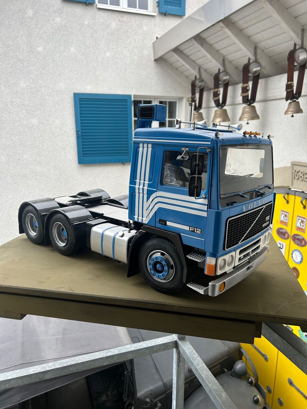 Pocher Modellini d'auto: Volvo F12 1:8 Pocher – Usato da Reinach AG venduto da Gmc352 1
