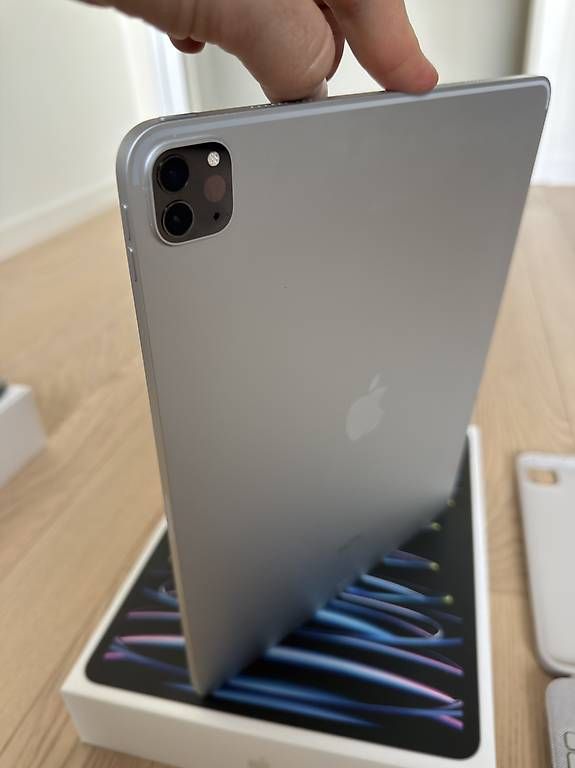 Apple Tablet PC: iPad Pro 12.9 (6. Gen, M2) + Logitech Combo Touch – Usato da Herdern venduto da ale_v2dz 2