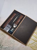 Braunes Uhrenarmband mit 18-mm-Faltschließe.