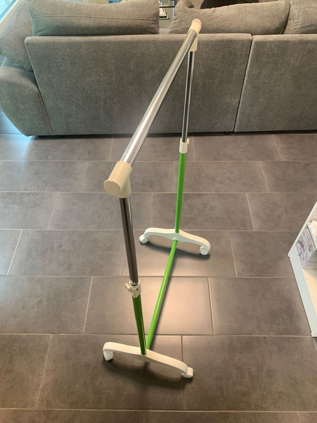 Garderobe: Kleiderständer Mobil – Gebraucht aus Langenthal von Brunnbach 1