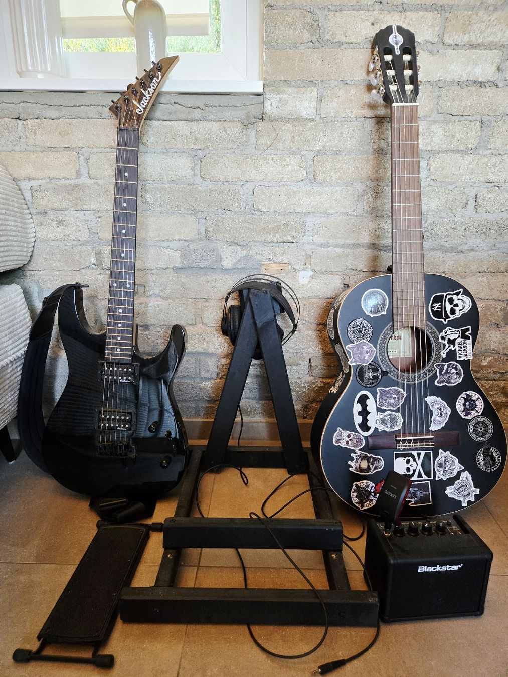 Strumenti musicali: Guitares (Classique + électrique) – Usato da Courtemaîche venduto da D.B29