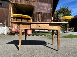 Antiker Holztisch mit Schublade – Massivholz