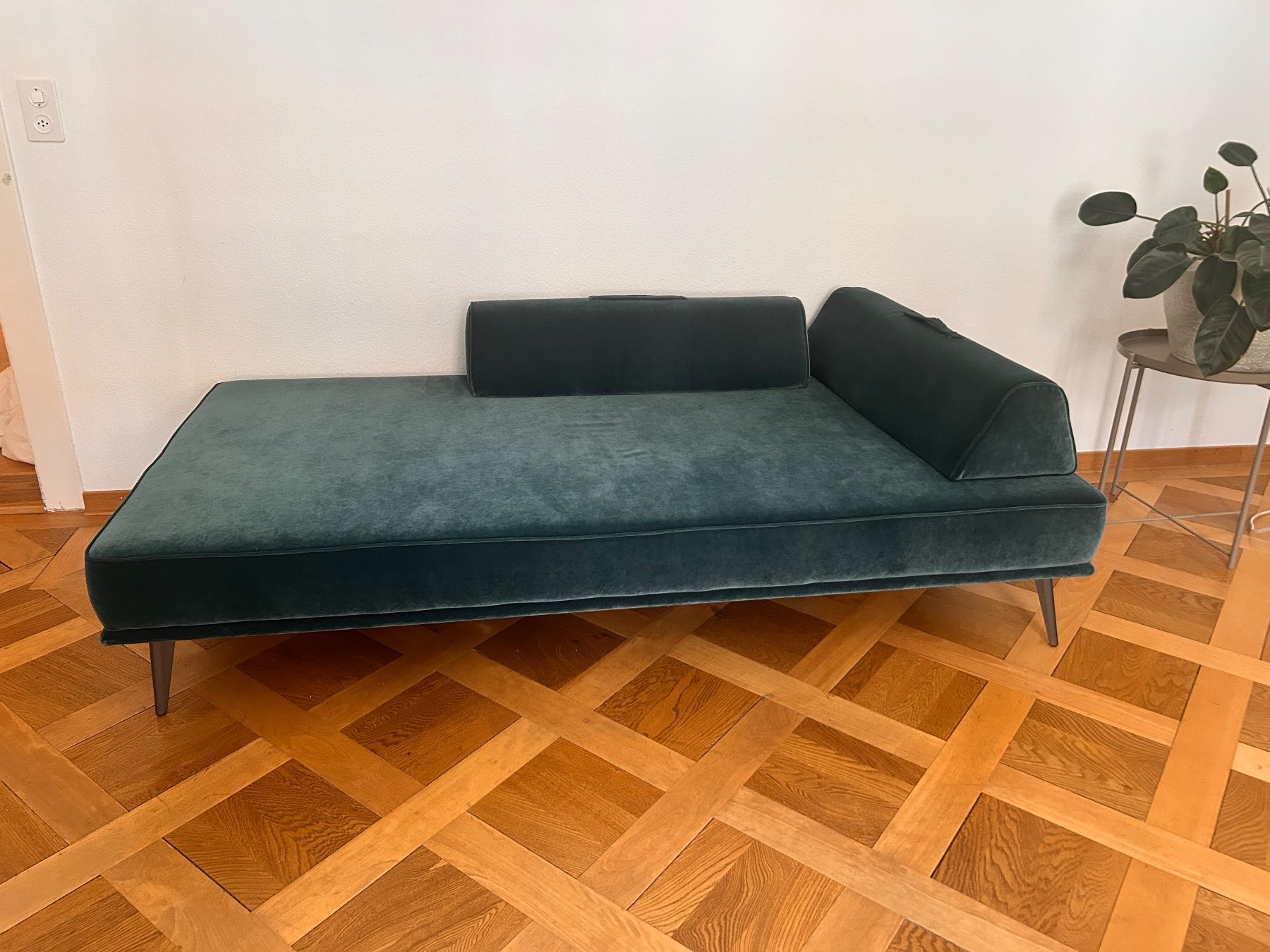 Divani: Daybed dunkelgrün Samt neuwertig – Usato da Bern venduto da horifey