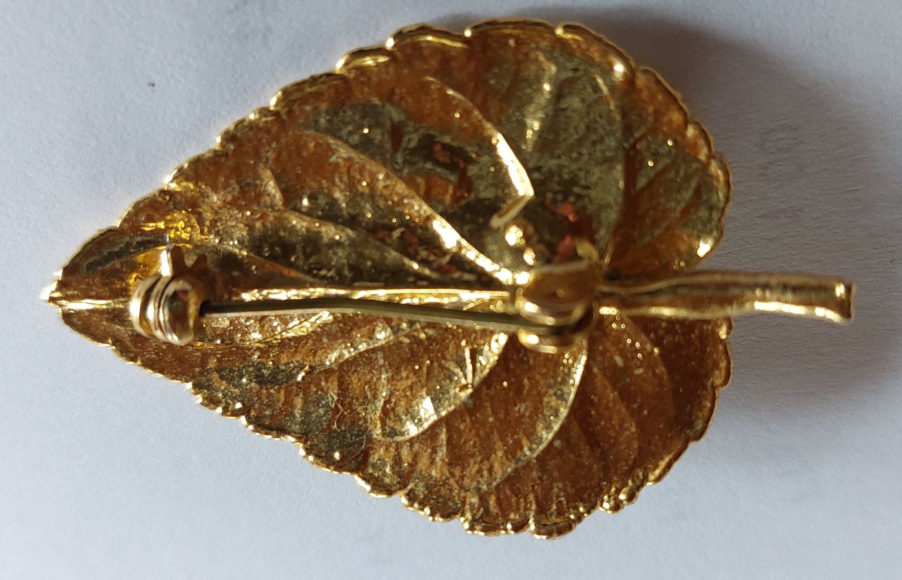 Spille & Fermagli: Elegante Brosche in Blattform, goldfarben mit Perle – Usato da Thörigen venduto da Mairitterling 1
