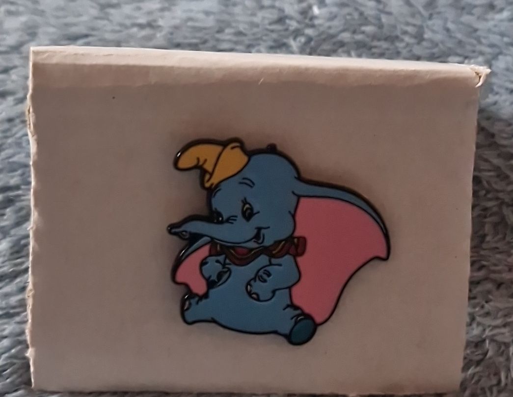 Disney Placchette & Badge: Süsser Dumbo Pin – Nuovo (secondo la descrizione) da Fällanden venduto da michiknecht81