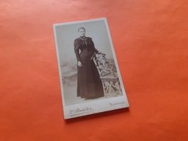 SCHWIIZER JUGEND DAZUMAL - JUNGI FRAU i SCHWARZ - BURGDORF