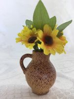 Bodo Hennig Metallkrug mit Sonnenblumen 1:12
