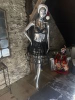 Silberne Schaufensterpuppe / Mannequin ca. 180 cm mit Glasbo