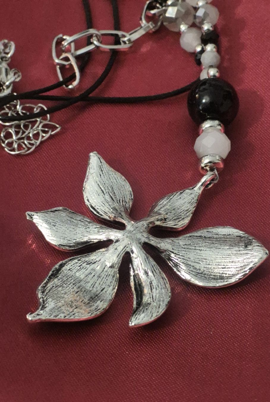 Catenine: Collana lunga con ciondolo fiore argento e perle nere – Nuovo (secondo la descrizione) da Giubiasco venduto da Stefaniav 3