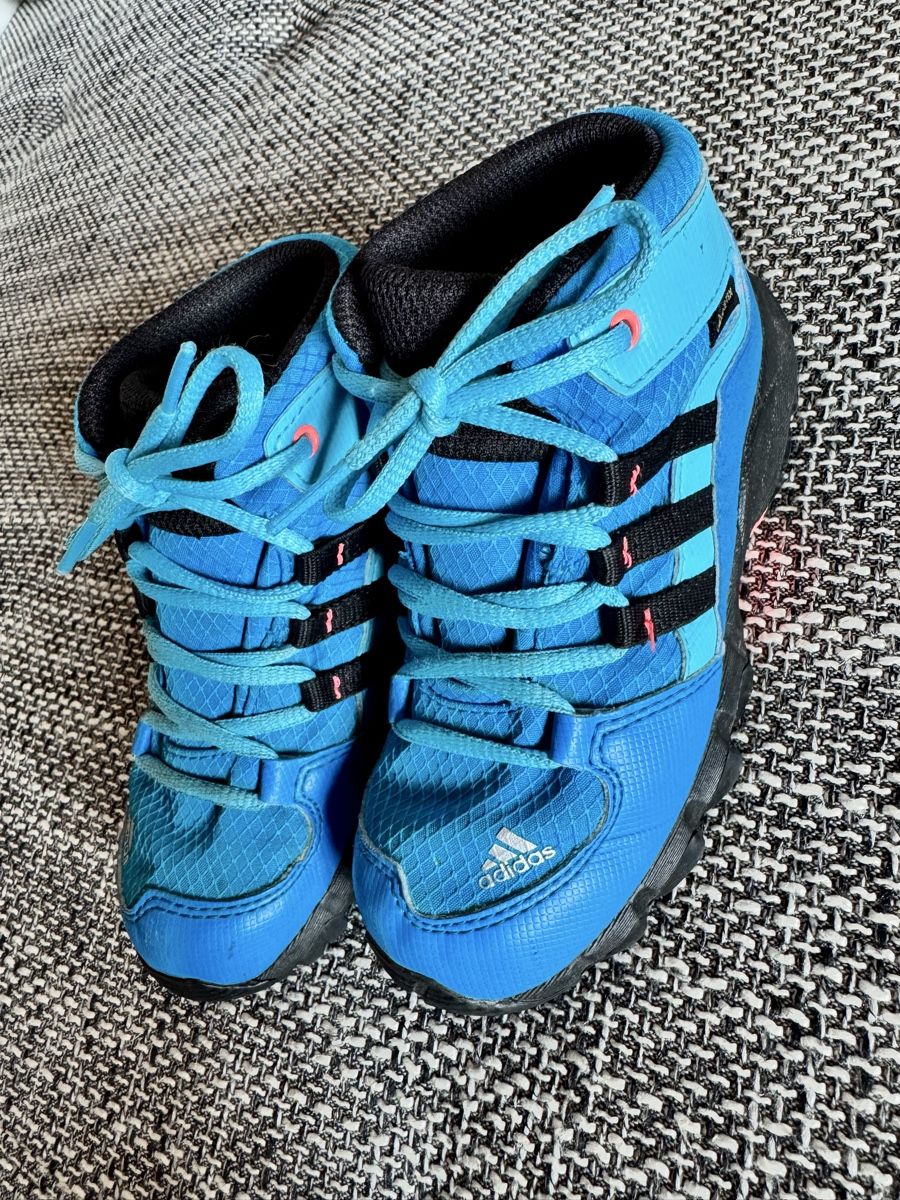 Adidas Scarpe per ragazzi: Adidas Terrex Trekkingschuhe Kinder Grösse 27 blau – Usato da Gommiswald venduto da Aloha.Spirit 1