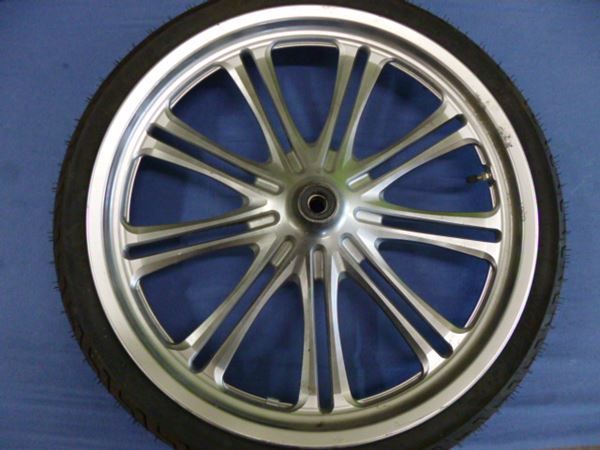 Kawasaki Toutes les pièces détachées moto: Kawasaki VN900 Custom/ 2007-2016 Vorderrad – D'occasion à Rothrist par THEI2