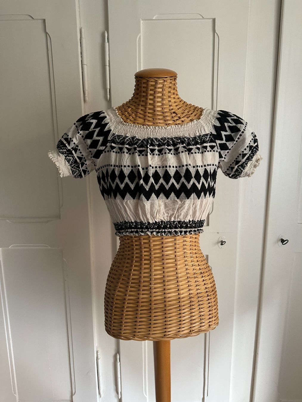 Top: THS - Cropped Top schwarz-weiss gemustert M/L – Usato da Zürich venduto da Diazaio