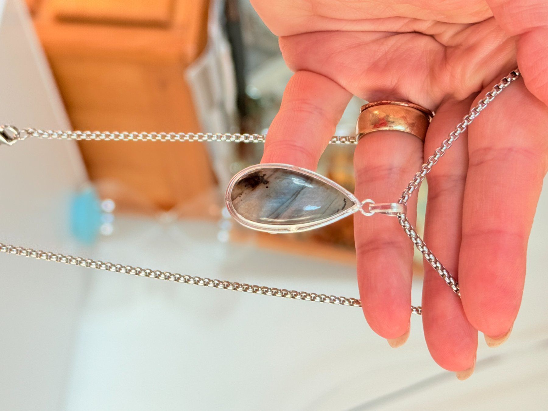 Catenine: Collier Labradorite naturelle – Nuovo e nell'imballaggio originale da Genève venduto da AGBERG 1