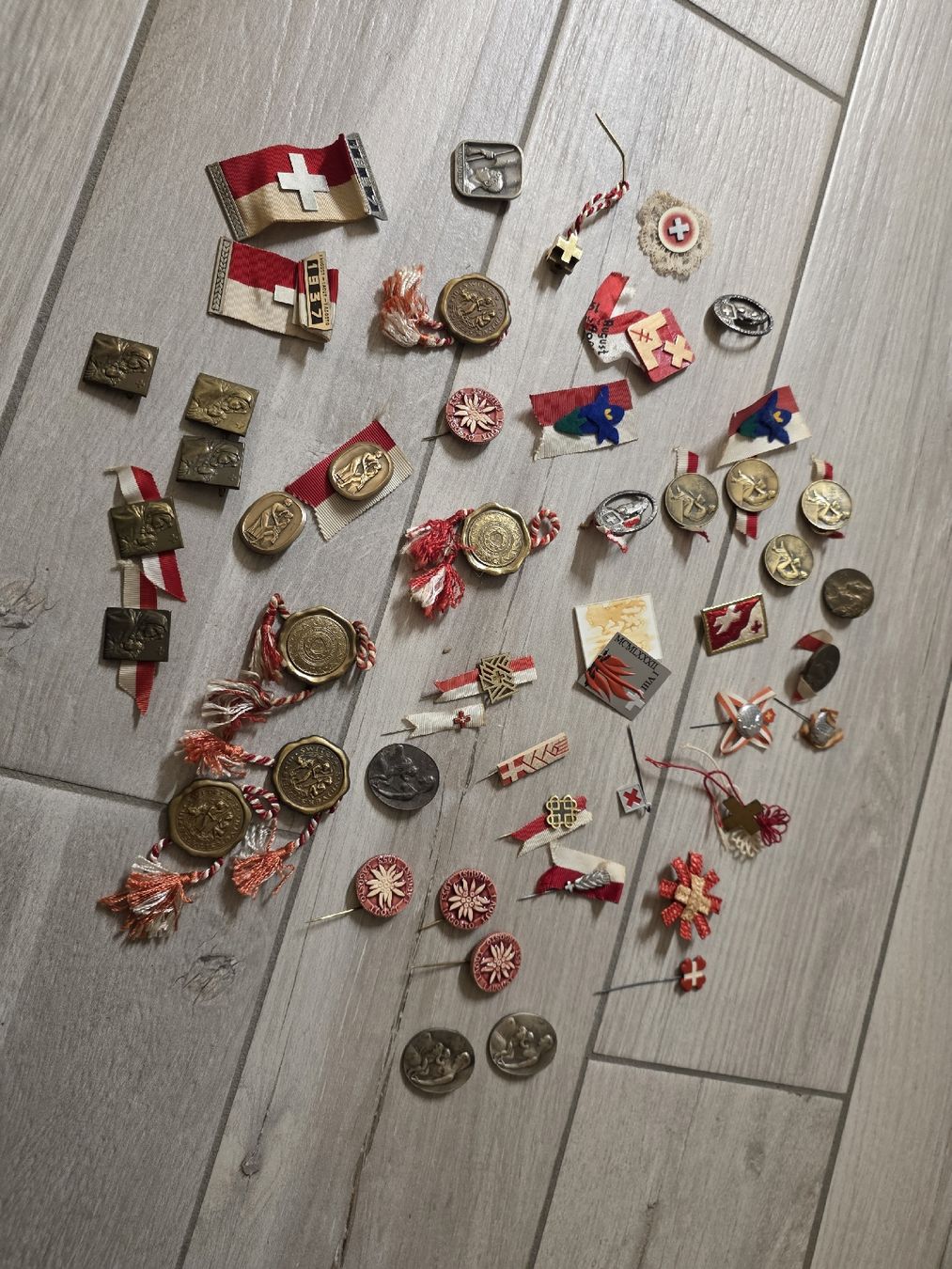 Broches & Aiguilles: 1. August Abzeichen  – D'occasion à Dorf par Echo_Elements 1