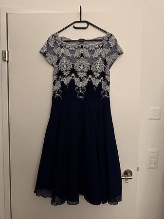 Chi Chi London Petite Spitzenkleid blau Gr. 38/40 NEU