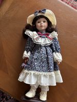 Hübsche Puppe mit Kleid und Hut