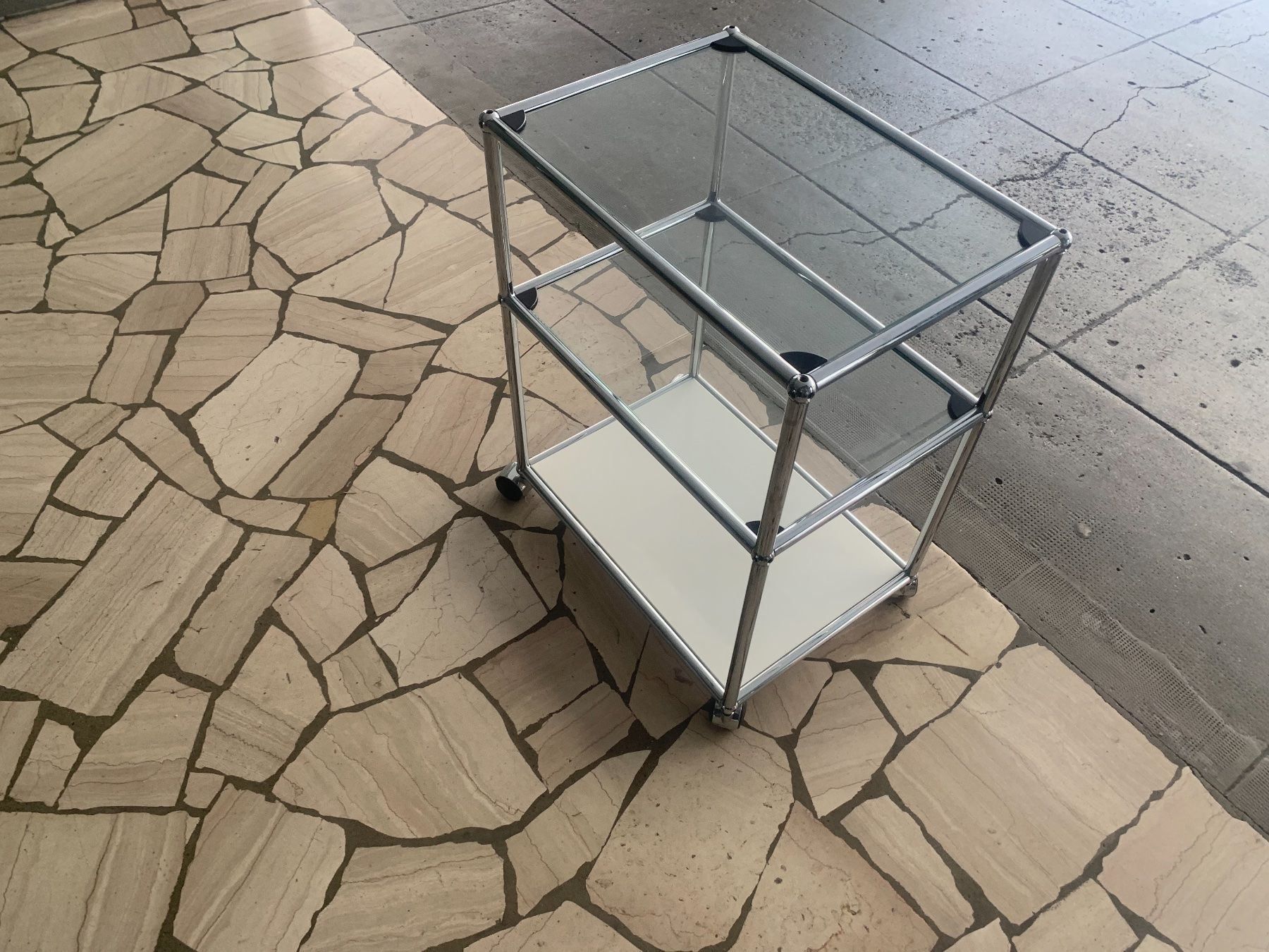 Wogg Cassettiere: USM Herzige Glas Möbel Lief Gratis – Usato da Thun venduto da Thuno6 2