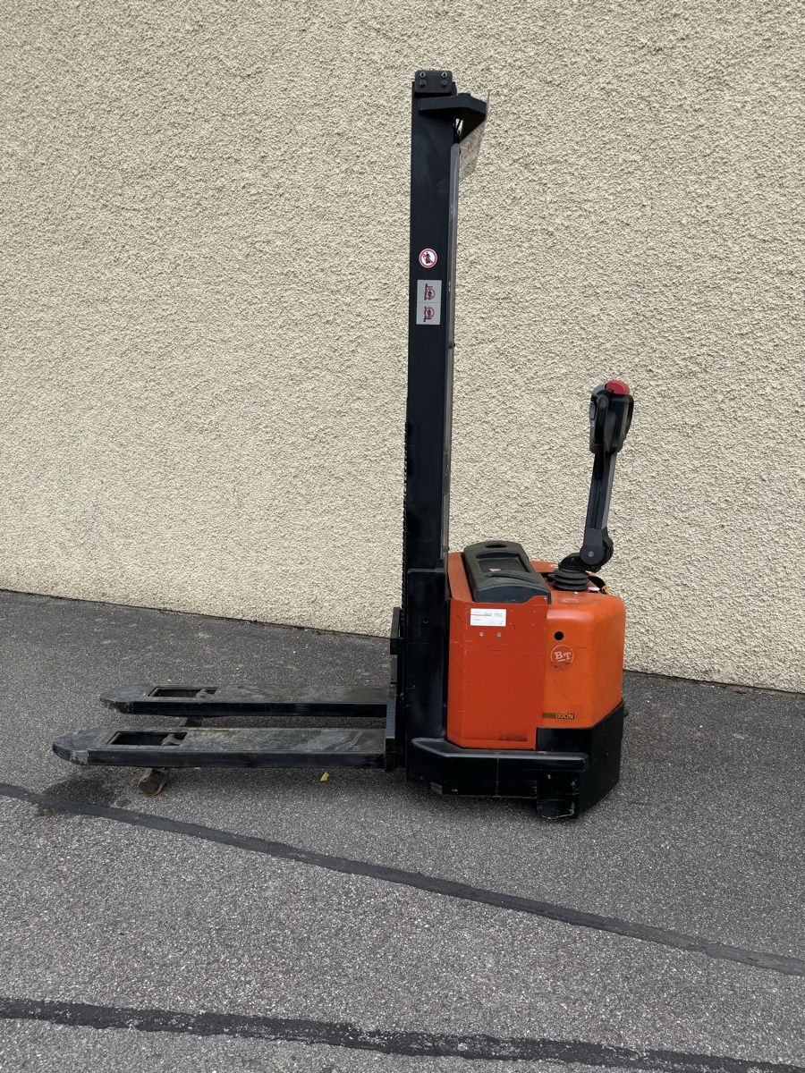 Toyota Chariots à fourches & chariots élévateur: BT Deichselstapler. D S12 F mit Initialhub  – D'occasion à Embrach par embr12