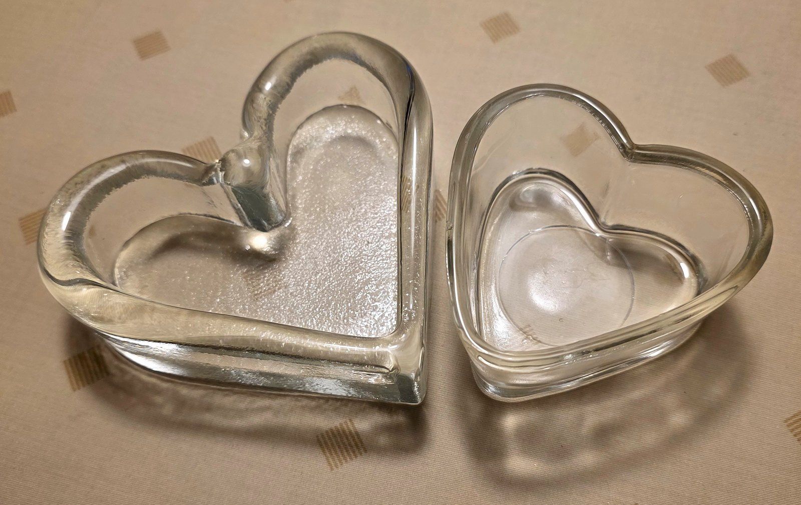 Tutte le decorazioni: 2 Gefässe in Herzform aus Glas – Nuovo (secondo la descrizione) da Schwerzenbach venduto da vimo-18 2