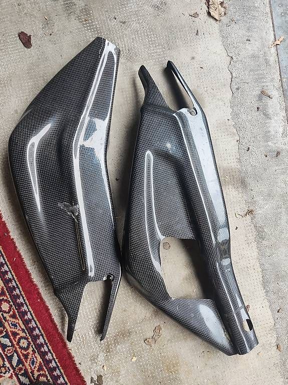 Toutes les pièces détachées moto: Copri forcellone in carbonio per BMW S1000RR – D'occasion à Massagno par Lucky1976 1