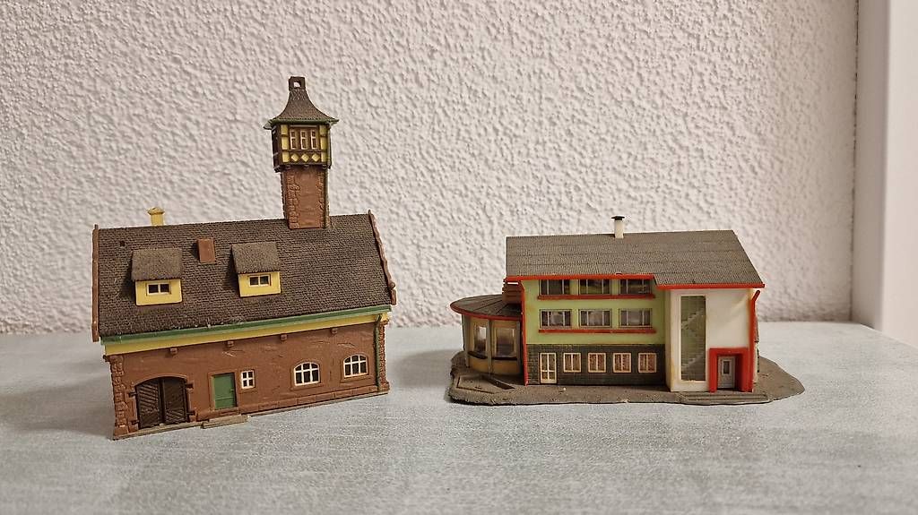 Modellini di ferrovie: 2 Modelleisenbahn Häuser – Usato da Hasle LU venduto da luc_9pxg 1