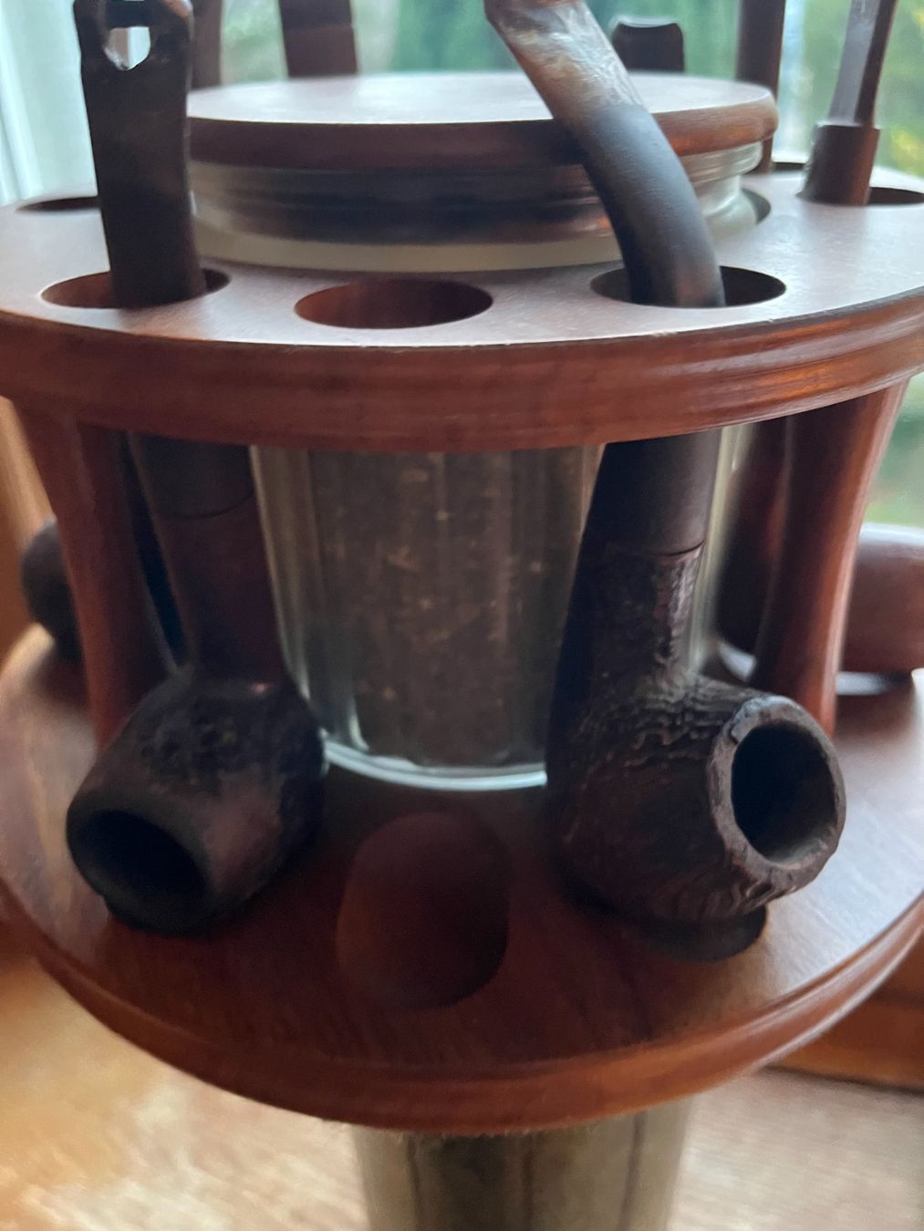 Pipe & Accessori: 8 Pfeiffen in Holzständer, mit Tabaktopf, Sammlung – Usato da Zürich venduto da livifloli