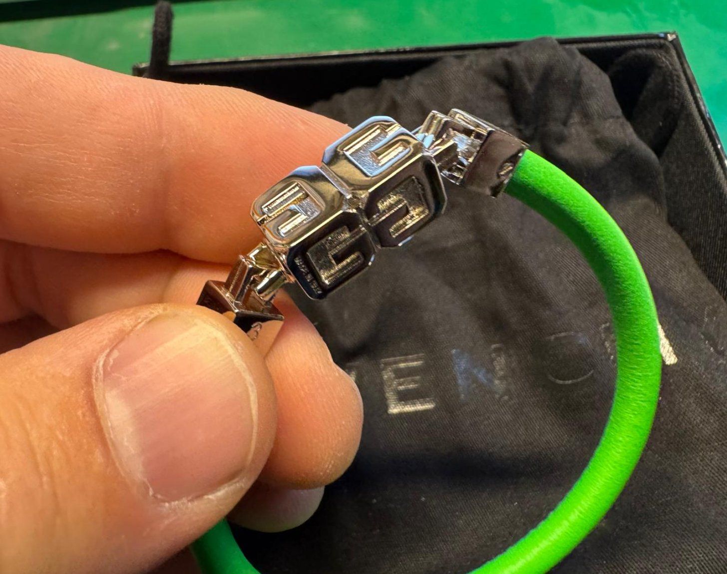 Givenchy Armbänder & -reifen: Givenchy g-cube bracelet vert taille M – Neu und originalverpackt aus Trélex von Arnaudyak 3