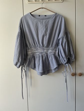 BikBok Streifen-Bluse mit Smoke-Taille und weiten Ärmeln