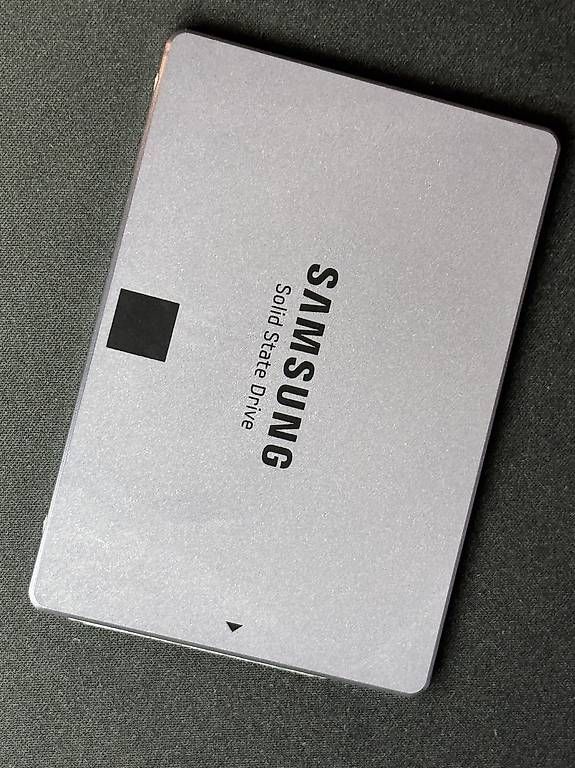 Dischi rigidi: SAMSUNG SSD 840 EVO 250GB – Usato da Niederbipp venduto da Bazhkim 1