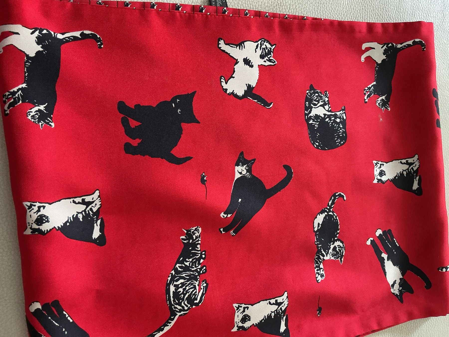 Foulards, Tücher & Schals: Fischbacher  Seidenschal rot mit Katzenmuster – Gebraucht aus Wettingen von Andres54 4