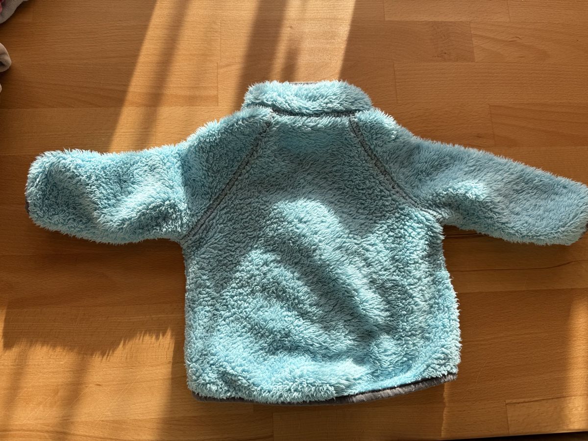 H&M Pullover & Sweatshirts: Kuschelfleece Babyjäckchen Grösse 68 – Gebraucht aus Pragg-Jenaz von gobrist 1