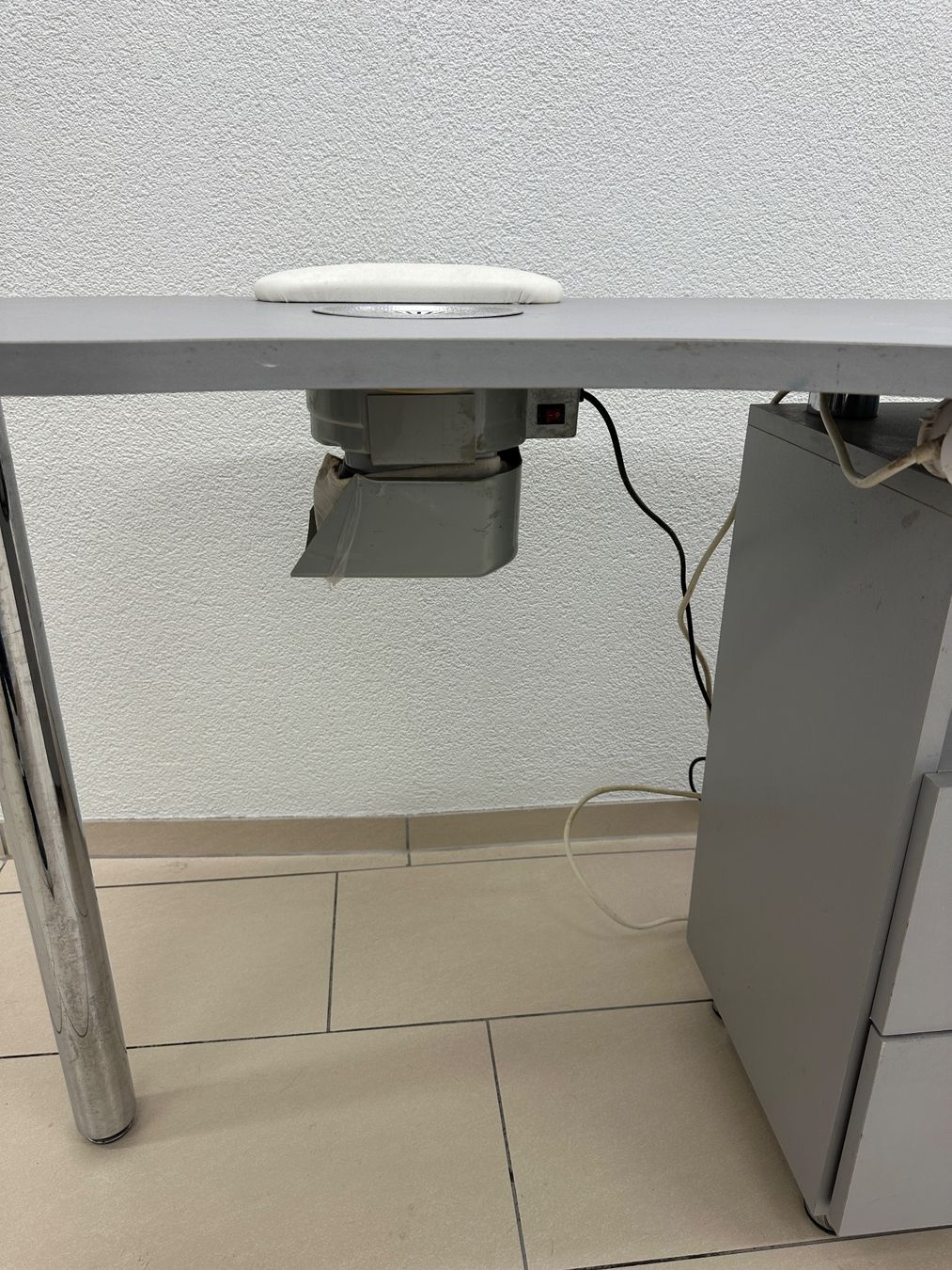 Unghie finte: PROFI NAGELSTUDIO TISCH MIT ABSAUGUNG – Usato da St. Gallen venduto da bonoart 5