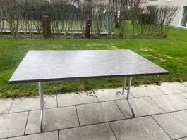 Gebrauchter Esstisch mit Granitoptik und Chromgestell, Top!