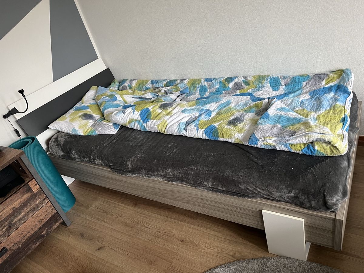Letti: Modernes Einzelbett mit Kopfteil, Lattenrost – Usato da Emmenbrücke venduto da MinaSlavi