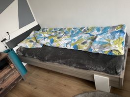 Modernes Einzelbett mit Kopfteil, Lattenrost