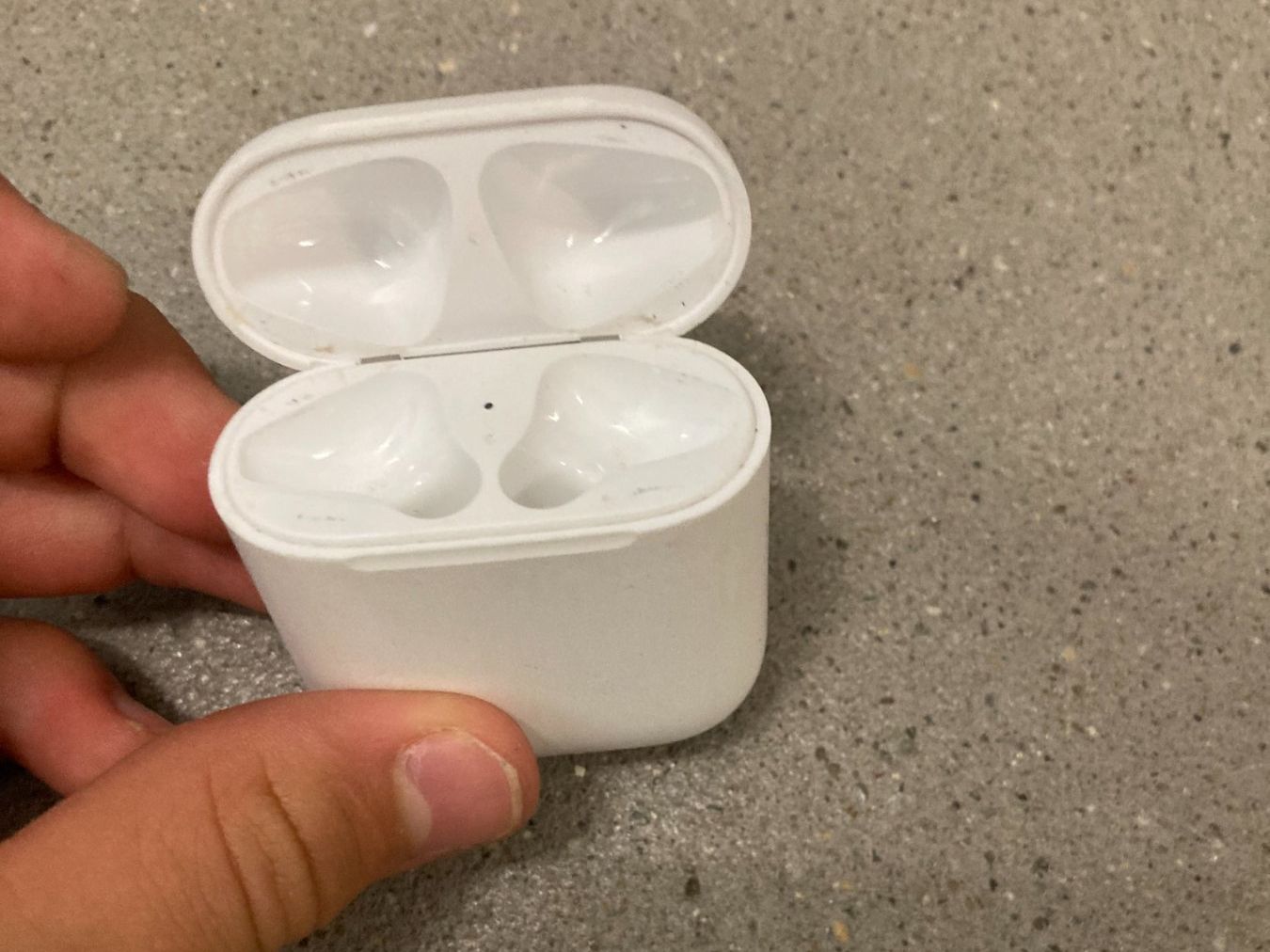 Apple Cover & Protezioni schermo: AirPods Ladecase 2. Generation weiss gebraucht – Usato da Märstetten venduto da Twikech 2