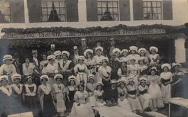 Geschmücktes Haus mit Frauen in festlichen Kleidern