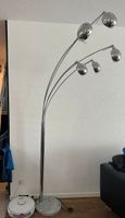 Elegante Bogenlampe, Chrom-Look und Marmorstein