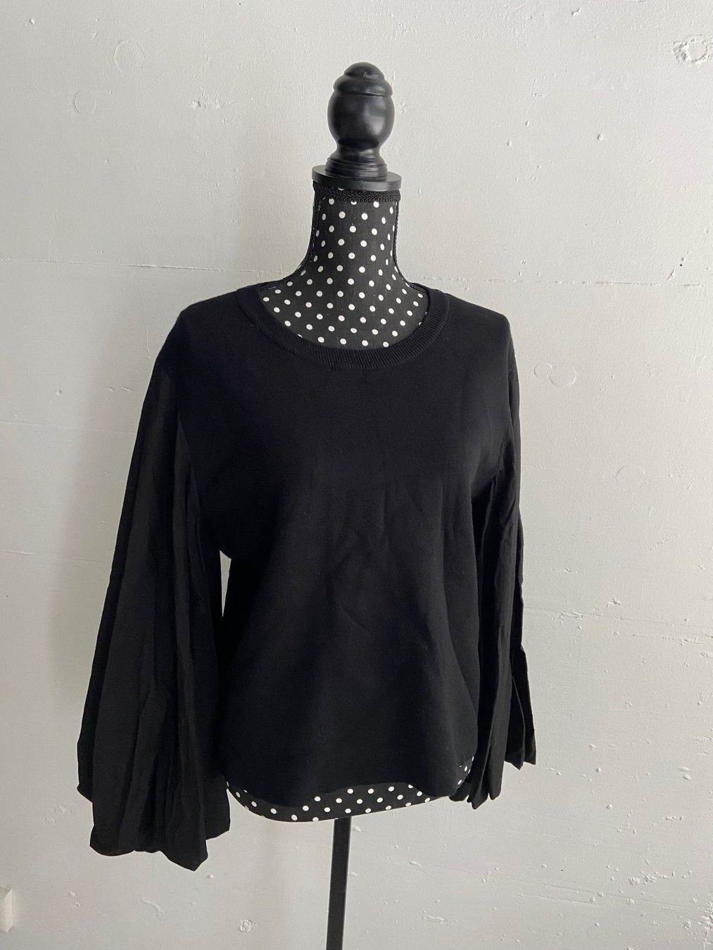 Maglioni & Felpe: Trendiger Schwarzer Pullover mit Ballonärmeln – Nuovo (secondo la descrizione) da Zürich venduto da Eves.vintage.element