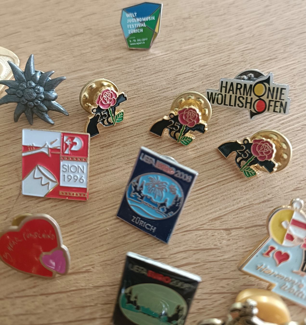 Placchette & Badge: Diverse Pins – Usato da Wallisellen venduto da plast01 4