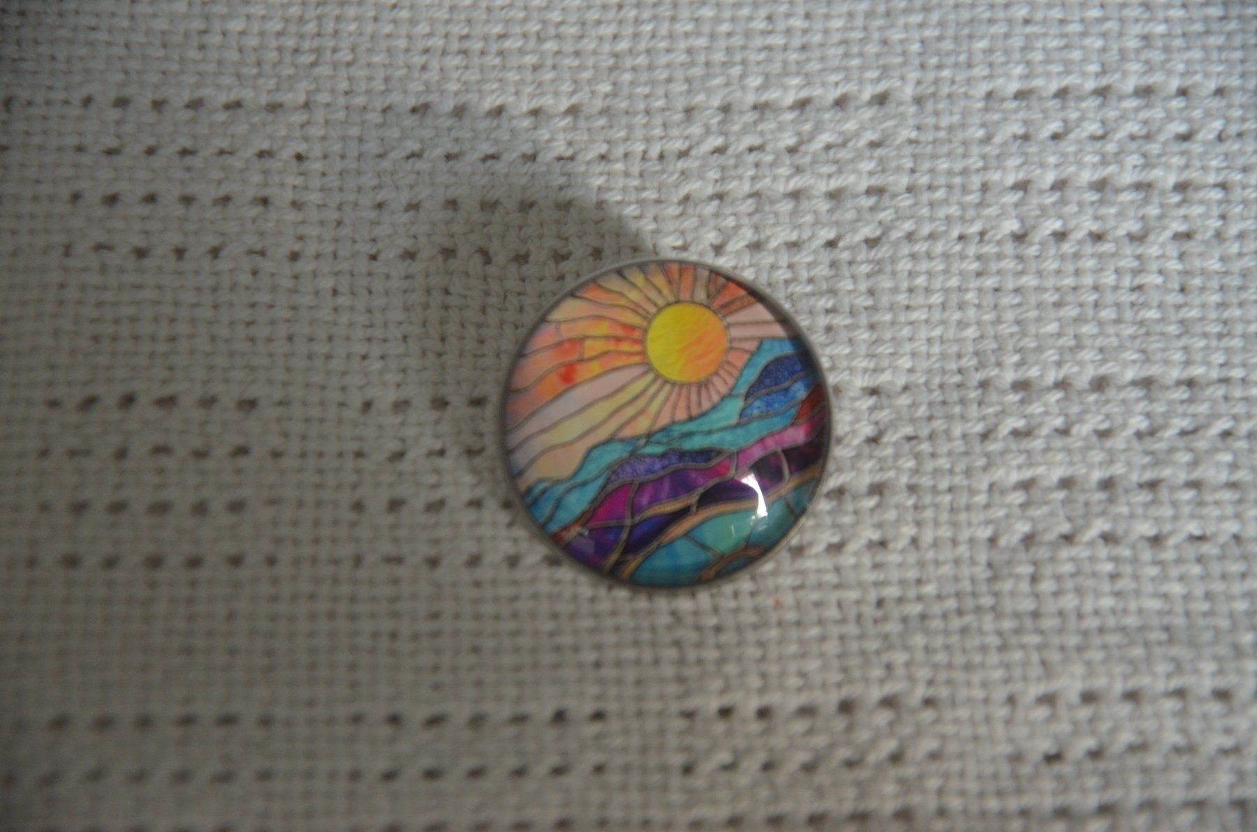 Broches & Aiguilles: BROCHE - SONNE – Neuf avec emballage d'origine à Chiasso par Dolly015
