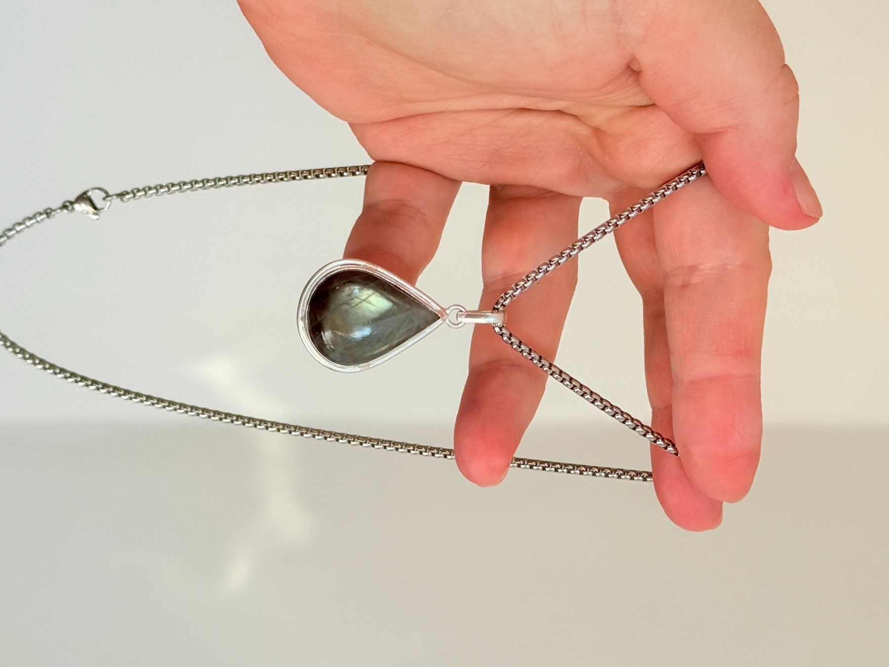 Ketten: Collier avec Pendentif Pierre de Lune, Élégant! – Neu und originalverpackt aus Genève von AGBERG 7