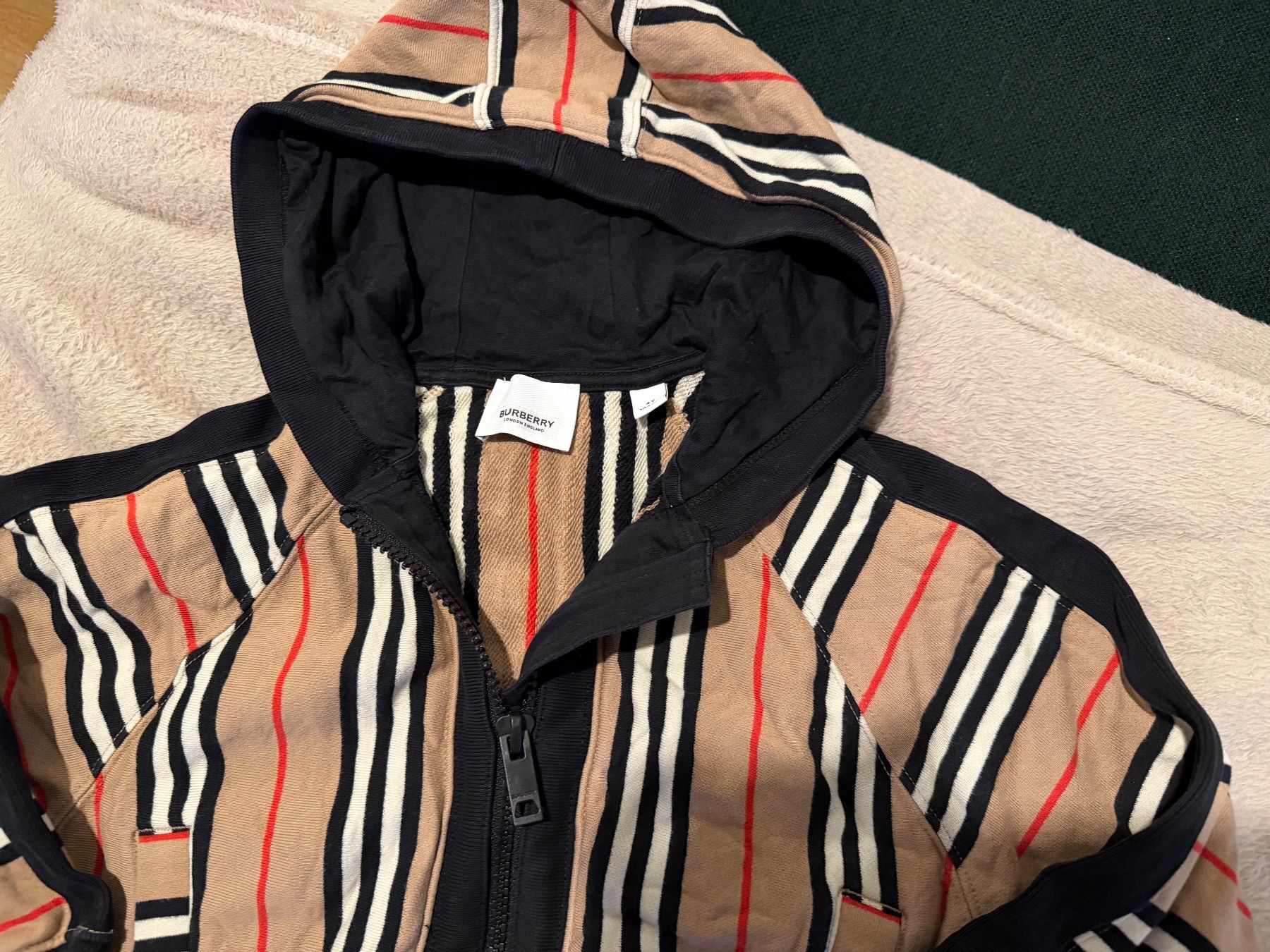 Burberry Jacken & Mäntel: Burberry Kinder Hoodie Grösse 4Y – Gebraucht aus Thalwil von vverinha 3
