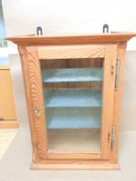 Schöne alte Vitrine aus Massivholz
