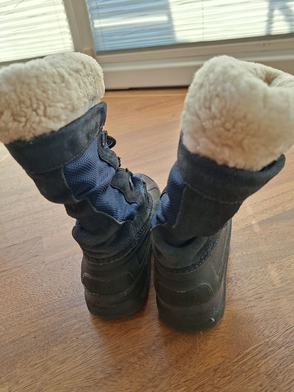 Ugg Schuhe für Jungen: Ugg-Boots Grösse 32 – Gebraucht aus Thun von SiHoSt 2