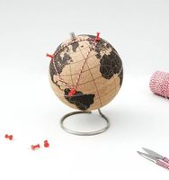 Suck UK Korkglobus 25 cm  dekorativer Reiseglobus mit Pins