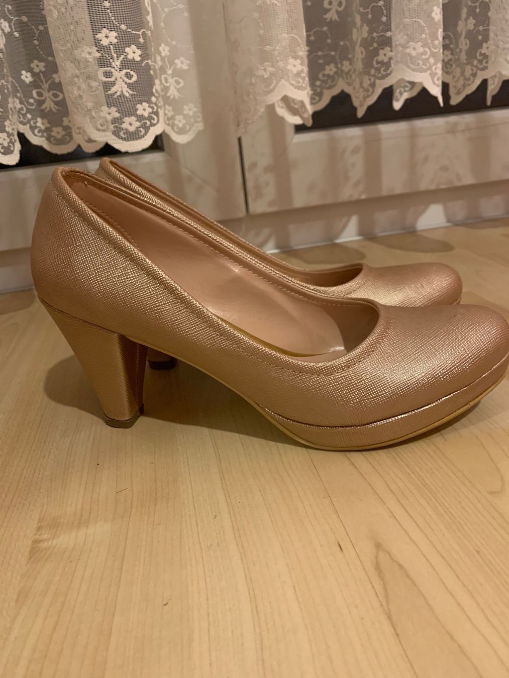 Scarpe da donna: Rosegold Pumps mit passender Tasche – Usato da Triengen venduto da nes_l8cj 1