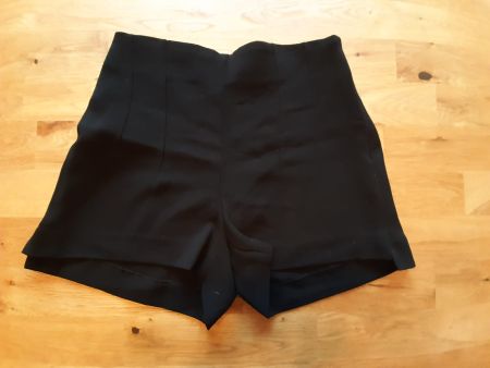 Schwarze High Waist Shorts von Mango Schlichte Eleganz